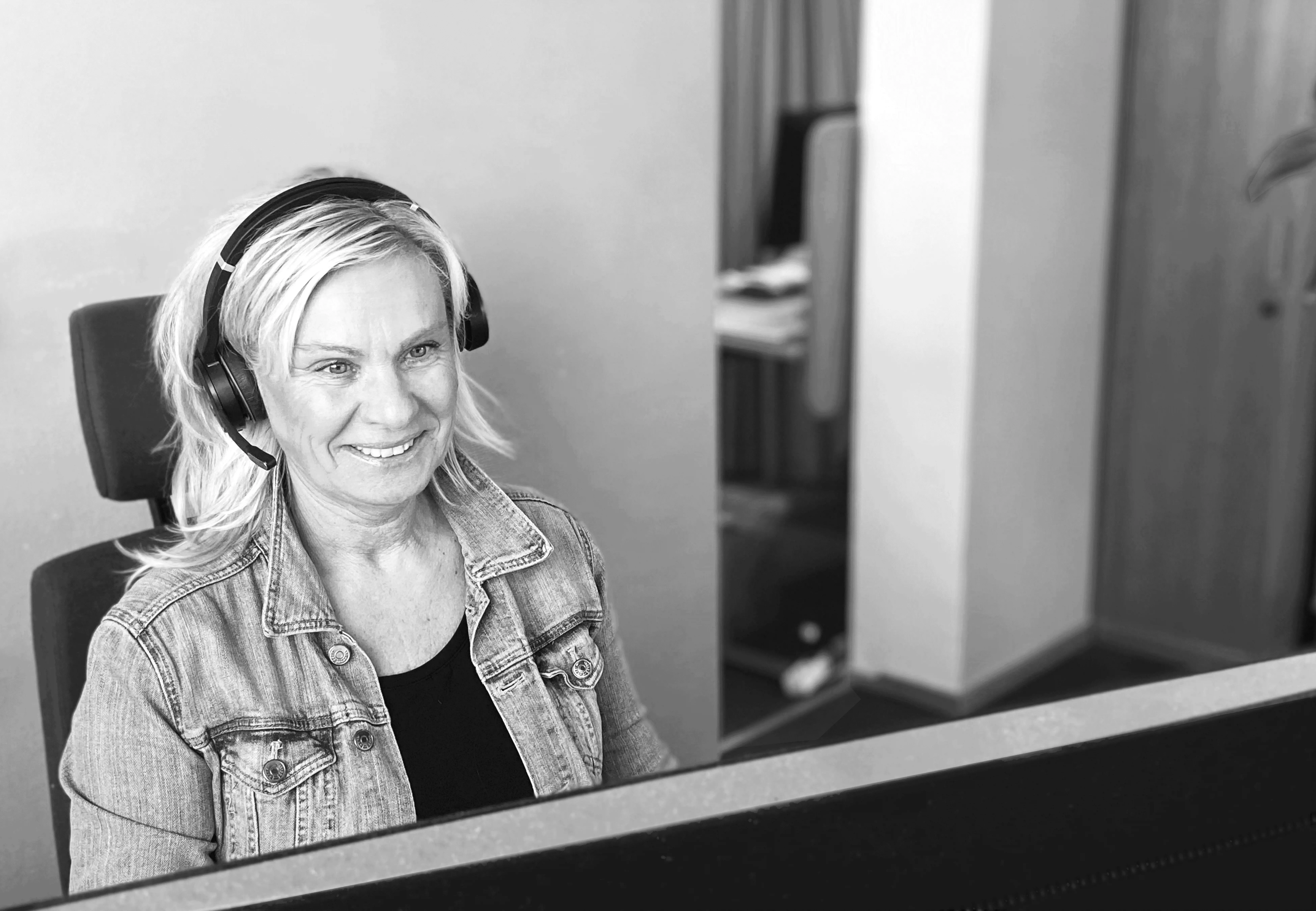 Kundservicepersonal med headset som pratar i telefon med en hyresgäst.